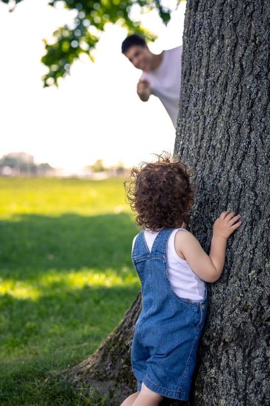 Peek-a-boo behind the oak